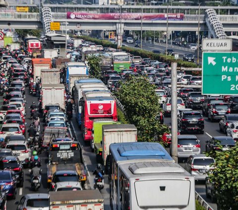 Para pengendara yang sedang berjalan menuju ke tempat kerjanya pun dengan terpaksa melaju perlahan di tengah kemacetan ini.