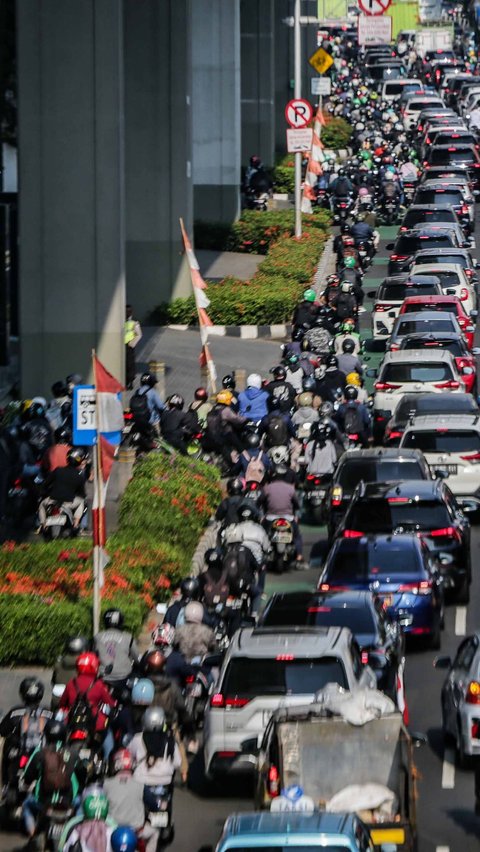 Sementara pengendara roda dua juga tidak leluasa melaju karena kepadatan lalu lintas dan rapatnya celah di antara kendaraan untuk bisa menyalip.