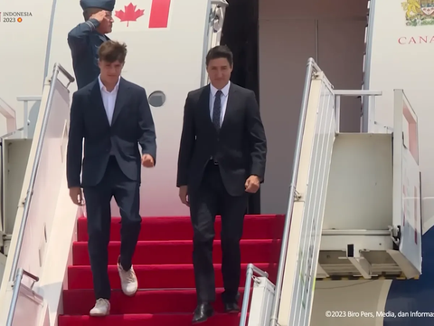 The Charm of Canadian Prime Minister Justin Trudeau's Son who Attends the 43rd ASEAN Summit, Appearing Casual with Sneakers