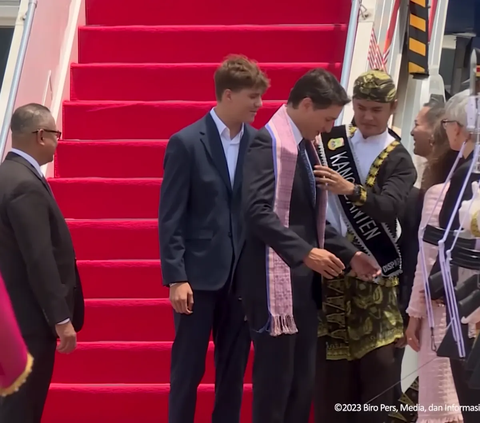 The Charm of Canadian Prime Minister Justin Trudeau's Son who Attends the 43rd ASEAN Summit, Appearing Casual with Sneakers