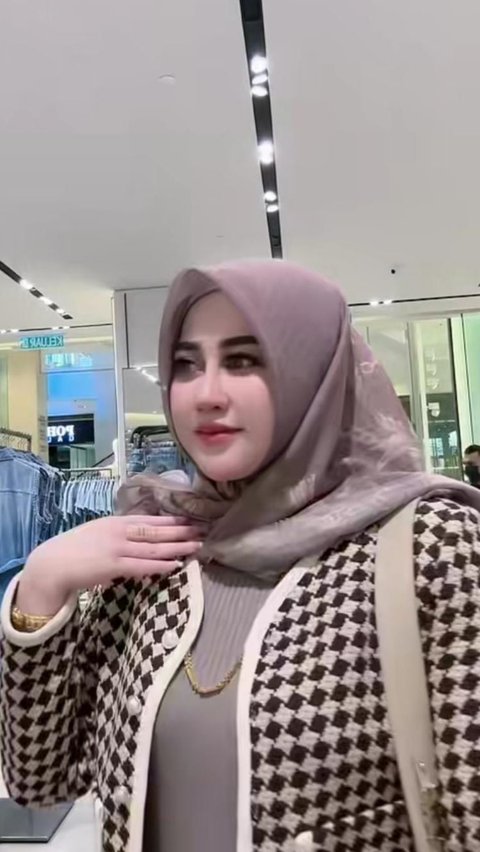 Dalam kontennya, ia sering membagikan kehidupan sehari-hari dan dipadukan dengan konten Tiktok yang sedang tren.<br><br>Foto/Tiktok@sharazara01<br>