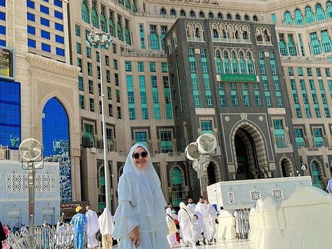 Ayu Ting Ting Defends Her Mother from Being Criticized for Creating Too Much Content during Umrah, Ayu Ting Ting Stands Up for Her