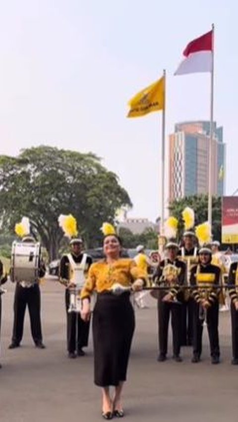 Momen Eks Model Cantik Istri Menteri Lihai Mainkan Tongkat Marching Band, Aksinya Ramai jadi Sorotan