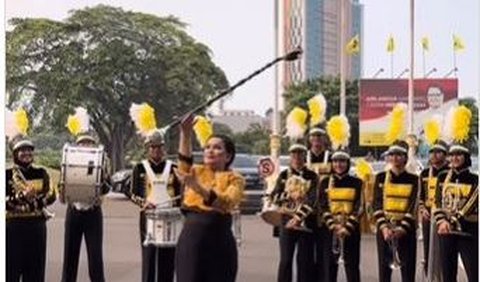 Dengan menggunakan pakaian kuning dan rok hitam, Yanti memperlihatkan kemampuan dasarnya bermain tongkat meski sudah bertahun-tahun lamanya tak beraksi kembali.