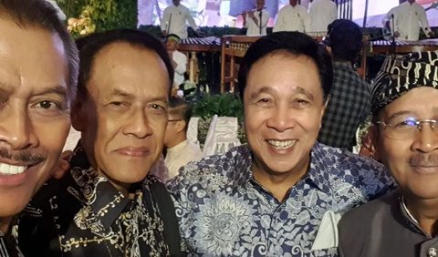 Kemudian, di foto kedua terlihat sosok mantan Kapolri Jenderal Bambang Hendarso Danuri, yang menjabat pada 2008 sampai 2010.