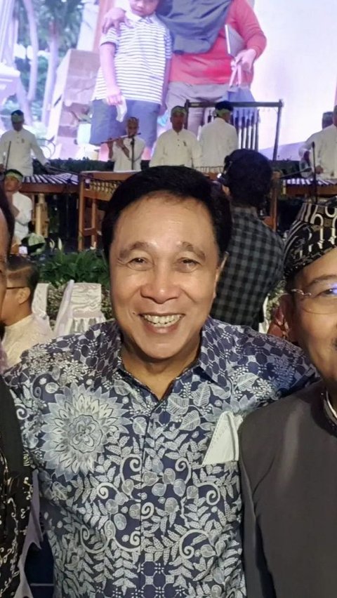 Bambang merupakan lulusan Akademi Kepolisian (Akpol) tahun 1974. <br><br>Sama seperti seniornya Jenderal Sutanto, pensiunan jenderal polisi itu juga masih terlihat gagah dan awet muda. <br>
