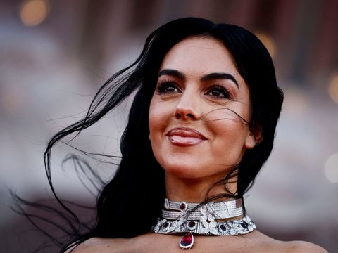 FOTO: Pose Seksi Georgina Rodriguez dengan Gaun Merah Menggoda di Festival Film Venesia