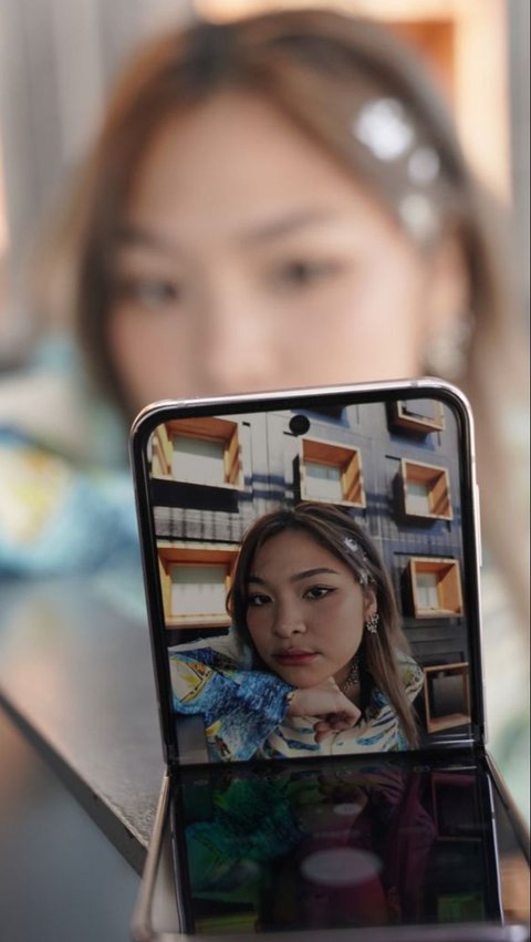 Review Galaxy Z Flip5: Making Stylish Creating Content Mirror Selfie Using Cover Screen