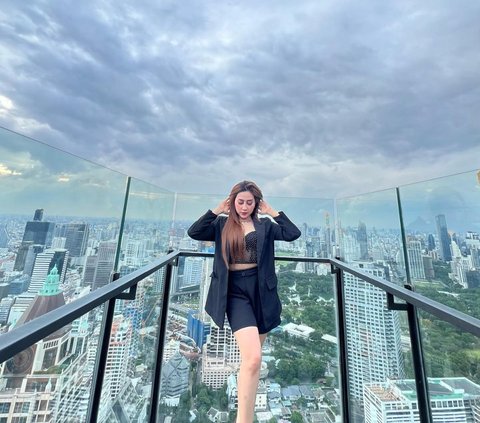 Portrait of Luluk Nuril, TikTok Celebrity and Police Officer's Wife who Went Viral after Scolding an Intern Student, Loves to Show off a Glamorous Life!