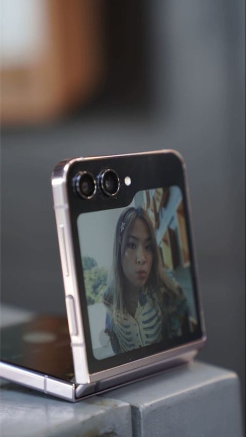 Review Galaxy Z Flip5: Making Stylish Creating Content Mirror Selfie Using Cover Screen