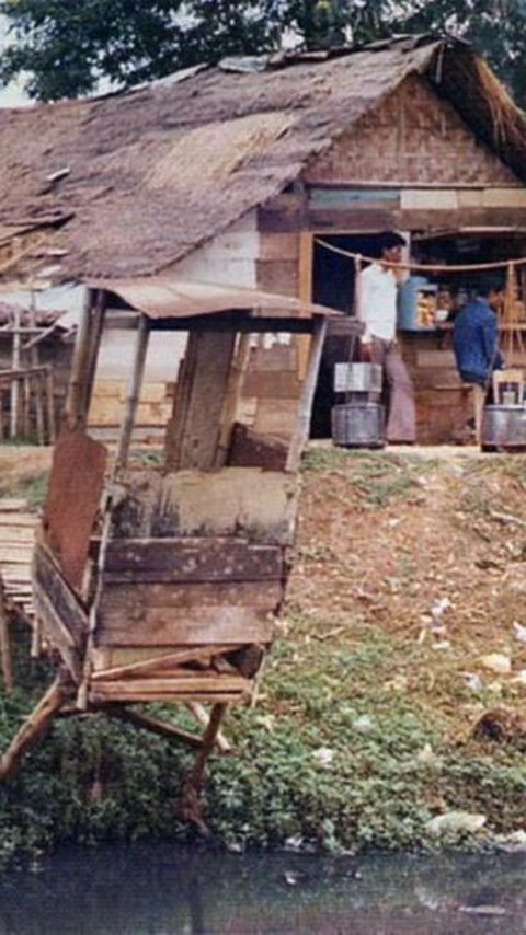 Potret Nostalgia Warga Jakarta di Pinggiran Sungai Tahun 1976, Warganet Salfok Bentuk WC 'Doyong'