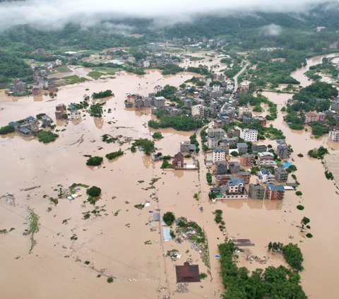 Terjangan banjir terdahyat tersebut telah memaksa beberapa kota di Provinsi Fujian menghentikan sementara aktivitas transportasi kereta bawah tanah, menutup sekolah-sekolah hingga melakukan evakuasi penduduk secara besar-besaran.<br>
