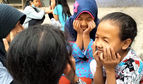 Tahan senyum agar tidak diolesi tepung