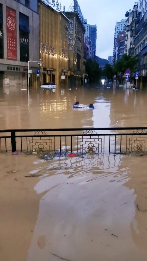 Menurut keterangan ahli meteorologi, curah hujan yang turun sepanjang malam telah memecahkan rekor 12 tahun terakhir di Kota Fuzhou, Provinsi Fujian.<br>
