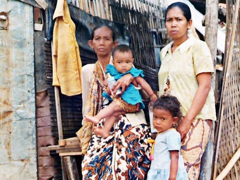 Potret Nostalgia Warga Jakarta di Pinggiran Sungai Tahun 1976, Warganet Salfok Bentuk WC 'Doyong'