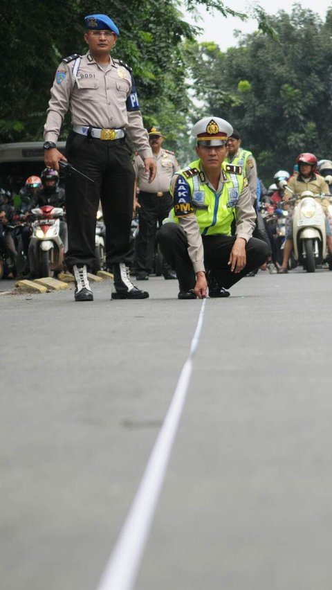 Pengemudi truk tak bisa mengendalikan kemudi karena kecepatan tinggi sehingga tabrakan tak terelakkan.