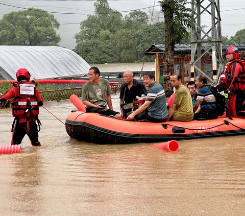 Banjir yang disebabkan tingginya curah hujan itu juga mengakibatkan kerugian ekonomi yang sangat besar yakni USD 2 miliar atau sekitar Rp30 triliun.<br>