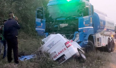 Dia menjelaskan, ambulans itu milik Pemerintah Desa Prambatan, Abab, PALI, yang membawa jenazah menuju rumah duka. Sementara dua dari tiga korban tewas adalah keluarga jenazah.<br>