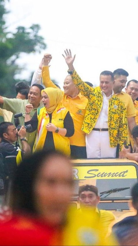 Menggunakan atribut warna kuning, Musa Rajekshah diarak menggunakan mobil sambil melambaikan tangan kepada masyarakat.