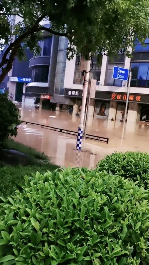 Bencana banjir ini juga mengakibatkan jalur kereta bawah tanah di Kota Fuzhou ditutup sementara, sehingga berdampak pada penghentian jadwal perjalanan kereta di kota itu.<br>