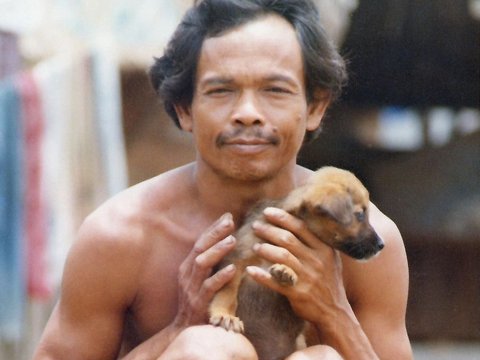 Potret Nostalgia Warga Jakarta di Pinggiran Sungai Tahun 1976, Warganet Salfok Bentuk WC 'Doyong'