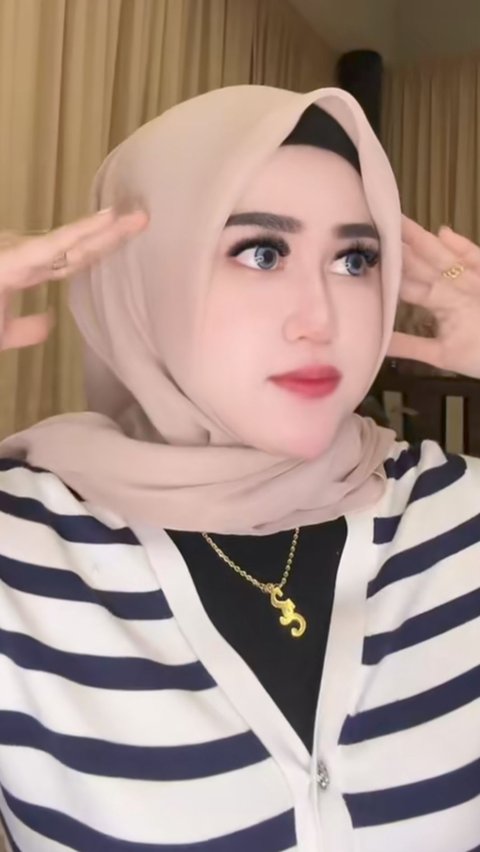 Wanita kelahiran 1994 ini kerap membagikan gift di Tiktok secara cuma-cuma yang menjadikan Shara Ismira dibanjiri pujian oleh warganet.<br><br><br>Foto/Tiktok@sharazara01<br>