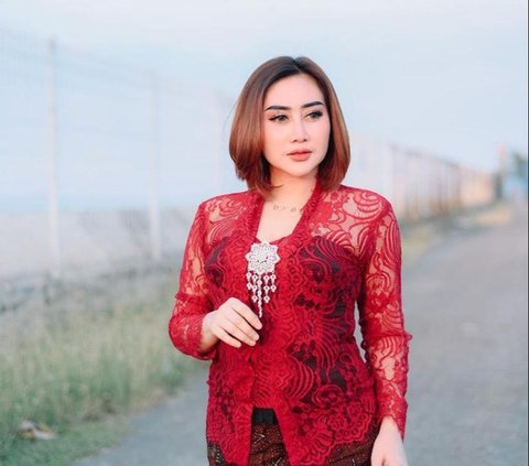 Luluk Nuril alias Luluk Sofiatul Jannah, selebgram Probolinggo yang viral karena memaki seorang siswi SMK yang magang di sebuah pusat perbelanjaan, akhirnya muncul ke publik. 
