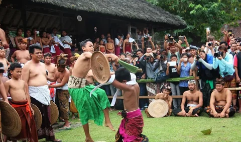 Acara dimulai dengan upacara memohon keselamatan dan ritual menuangkan tuak.