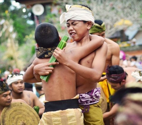 Mengenal Tradisi Perang Pandan di Timur Bali, Rutin Dilaksanakan Meski Sebabkan Luka-Luka