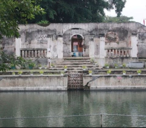 Di situs Sendang Kamal juga ditemukan peninggalan arkeologis dari masa kolonial, yakni sebuah kolam dan bekas bangunan yang dibangun sekitar tahun 1921.