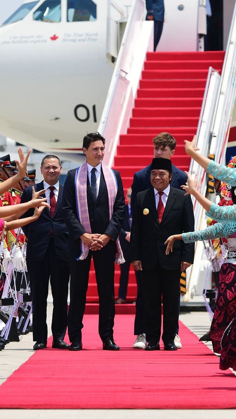 PM Trudeau juga disambut oleh tarian tradisional sebelum melanjutkan rangkaian KTT ke-43 ASEAN yang diselenggarakan di Jakarta dari tanggal 5-7 September 2023.<br>