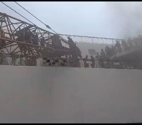 Kapal Ferry Mutiara Berkah Terbakar di Pelabuhan Indah Kiat Merak, Penumpang Dievakuasi Menggunakan Crane