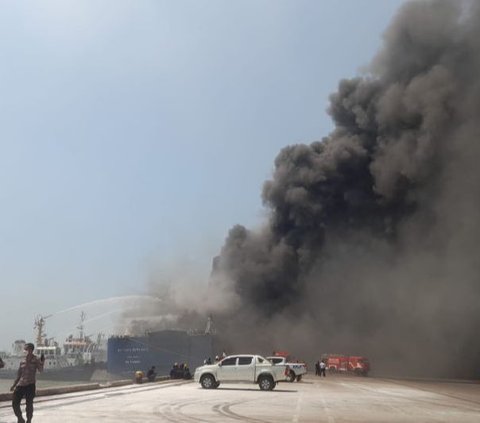 Kapal Ferry Mutiara Berkah Terbakar di Pelabuhan Indah Kiat Merak, Penumpang Dievakuasi Menggunakan Crane