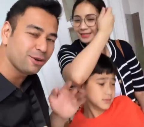 Si Ganteng Rafathar Ngemper saat Liburan di Singapura, Vibes Anak ''Sultan Masih Terasa