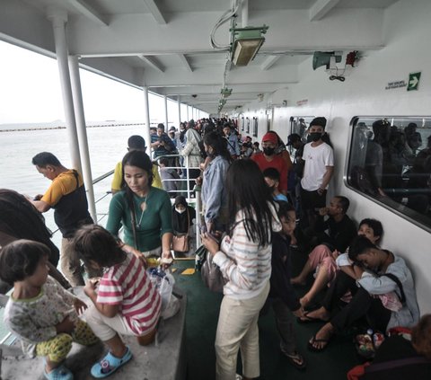 Kapal Ferry Mutiara Berkah Terbakar di Pelabuhan Indah Kiat Merak, Penumpang Dievakuasi Menggunakan Crane