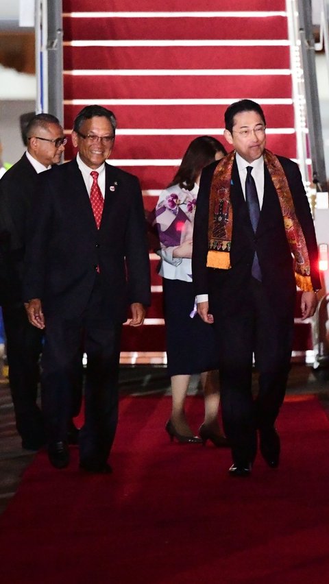 PM Kishida disambut oleh sejumlah pejabat Indonesia, termasuk Menteri ESDM Arifin Tasrif.<br>
