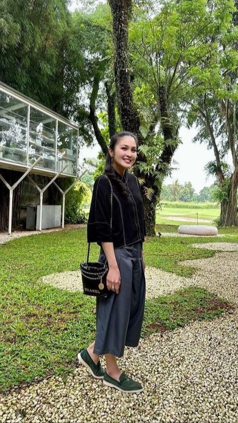 Potret Sandra Dewi Tampil Sederhana dan Casual Pakai Kaos Oblong