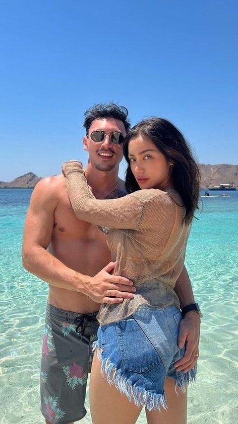 Jessica Iskandar dan Vincent Verhaag baru-baru ini menikmati liburan di Labuan Bajo. Saat berpose bersama sang suami, Jessica terlihat sangat stylish.