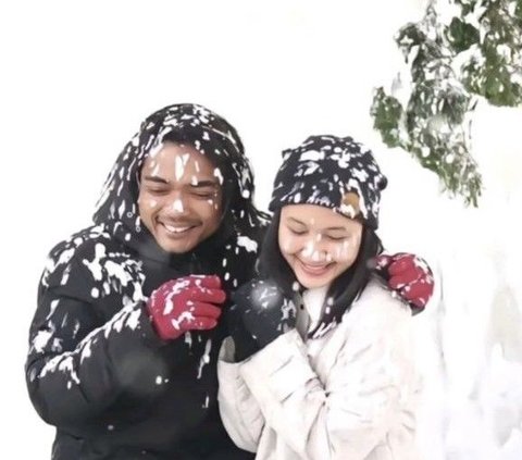 Thought to be a Photo in a Snowy Place, Behind the Scenes of This Couple's Photo Makes You Emotional