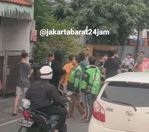 Kejadian Lagi, Aksi Konten Kreator Halau Pengendara Lawan Arah Berujung Cekcok dengan Ojol