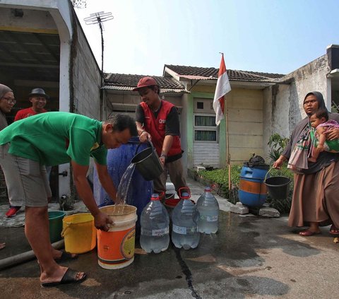 Fenomena El Nino dan musim kemarau berkepanjangan membuat sejumlah wilayah di Kabupaten Tangerang mengalami kekeringan. Sebagaimana yang dirasakan warga Perum Teras Citra, Cukanggalih, mereka saat ini mengandalkan bantuan air bersih dari berbagai pihak.