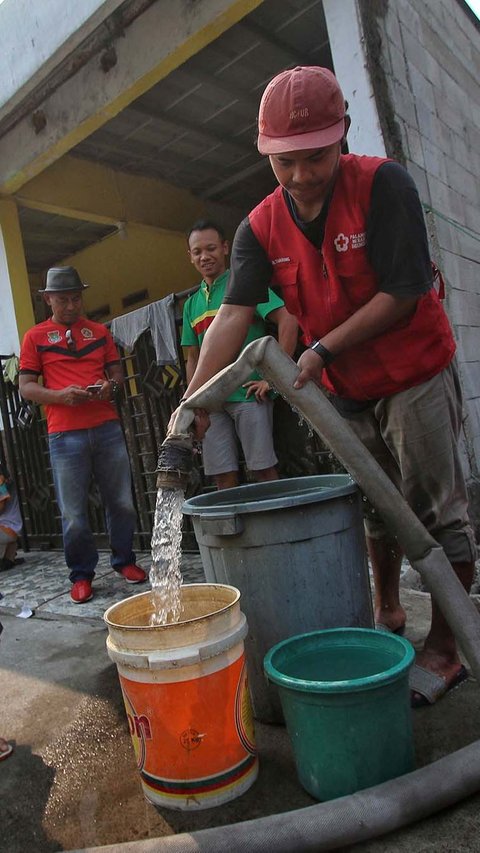Berdasarkan pantauan di lokasi pada Rabu (6/9), sejumlah warga rela mengantre demi mendapatkan air bersih yang disalurkan PMI.