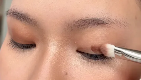 Apply Eyeshadow with a Flat Brush