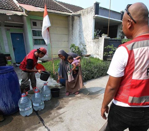 FOTO: Potret Warga Tangerang Andalkan Bantuan Air Bersih di Tengah Musim Kemarau Panjang
