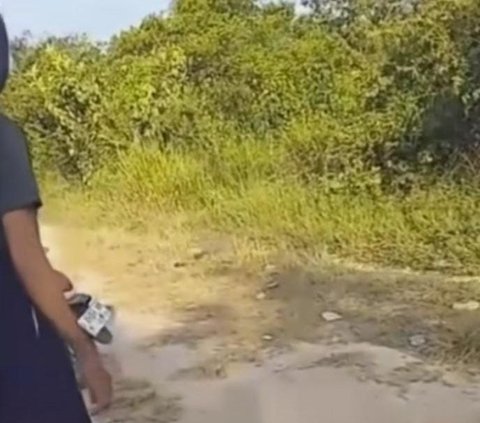 Viral Bocah Dicekoki Arak Madu Oleh Temannya, Sempoyongan dan Badan Dipenuhi Lumpur Tergeletak di Jalan