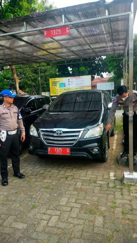 Viral Mobil Diduga Milik Pegawai Pajak Tabrak Pemotor di Bogor, Pelaku Langsung Kabur<br>