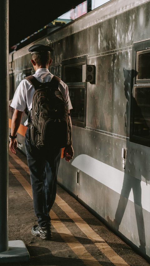 Momen Haru Anak Masinis Panggil Ayahnya saat Kereta Lewat, Bikin Mewek Netizen