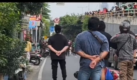 Aksi Laurendra Cs menghalau pengendara motor melawan arah di kolong Flyover Slipi sempat ramai diperbincangkan di media Sosial.