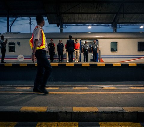 Touching Moment: Train Engineer's Child Calls out to Father as Train Passes, Leaves Netizens in Tears