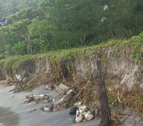 Belasan Makam di Kepulauan Mentawai Terseret ke Laut